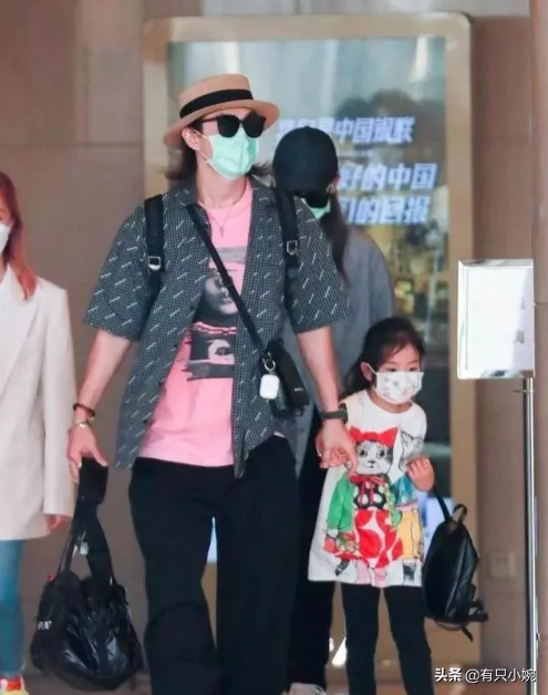 戚薇李承铉带女儿出街，5岁Lucky红发太抢镜，比