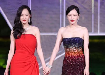 当杨幂和秦岚同穿抹胸裙，原来少女和大妈就差了个天鹅颈的距离