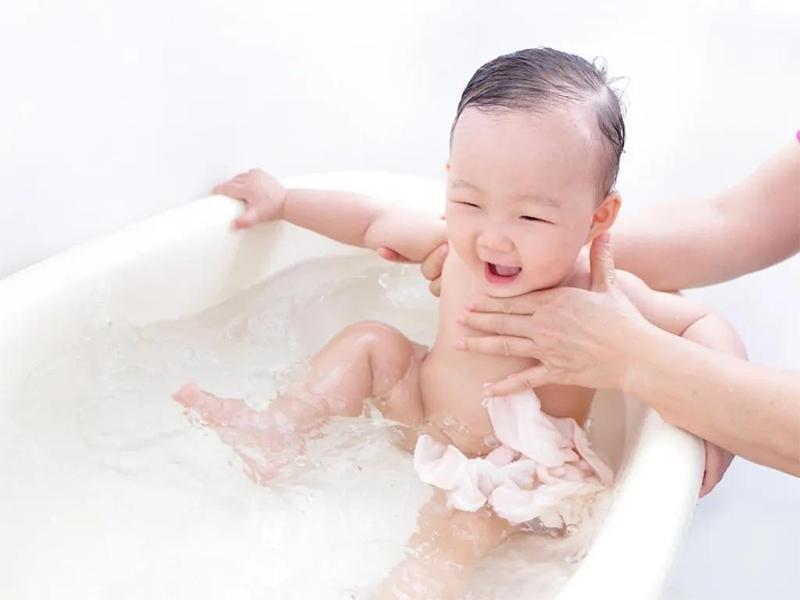 The baby accidentally choked on the water, what do the mothers do? - iMedia