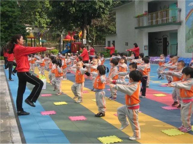 为何幼儿园“教师荒”严重？高压低薪的困境，劝退不少毕业生