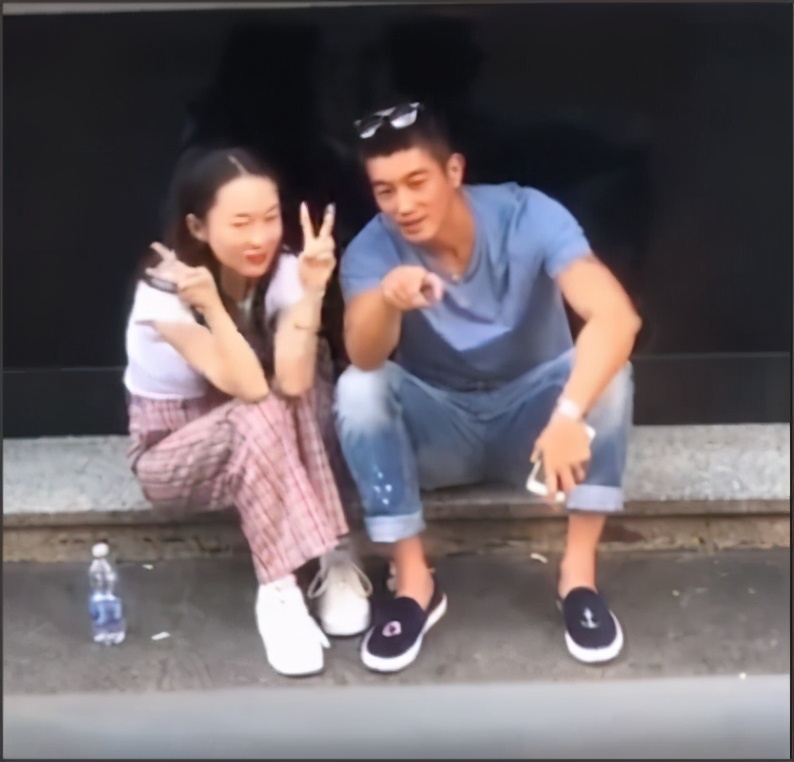 杜江獨自送兩個孩子出門，依依不捨神秘小女孩，真不是對方父親嗎