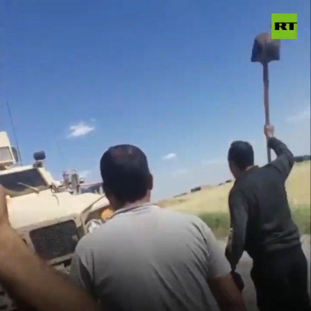 美国大兵落荒而逃！叙利亚民众堵截美军车队，