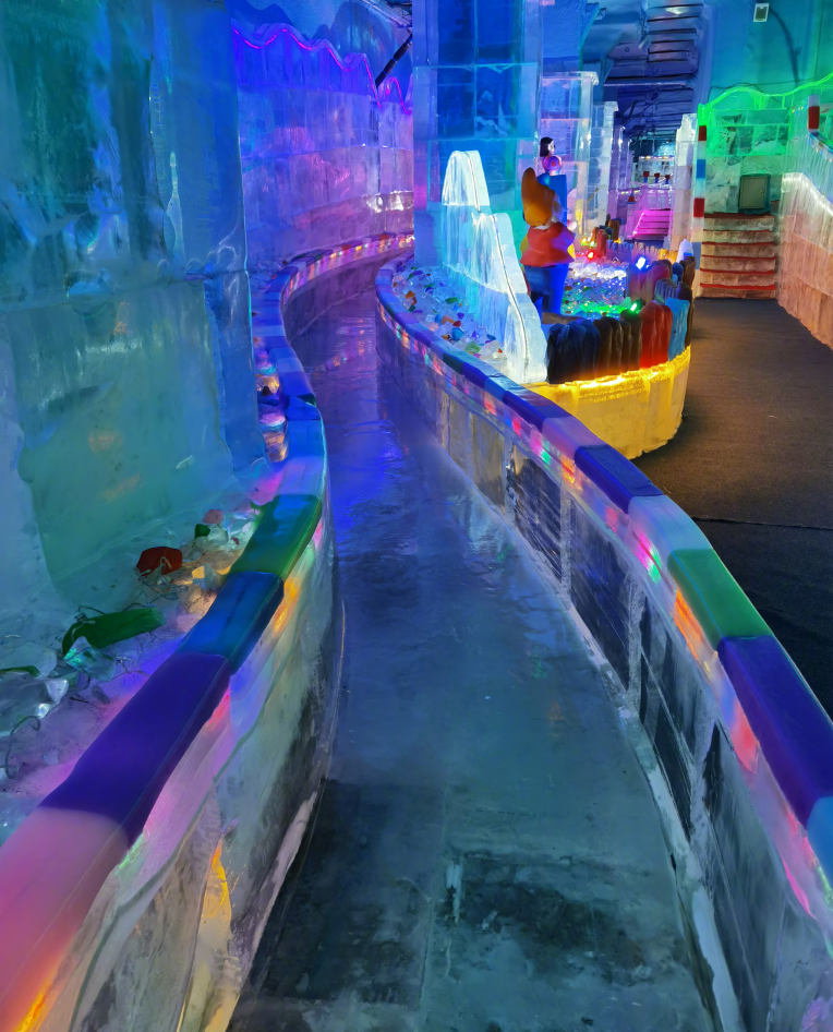 鄒市明一家四口遊哈爾濱，冉瑩穎曬照紀念，和兒子們一起吃冰棍