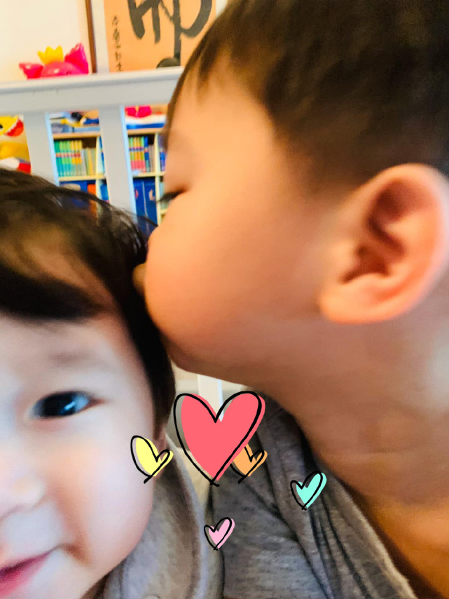 李乘德與兒子玩自拍，奕霆奕霖同框比萌，胡杏兒視角父子仨超有愛