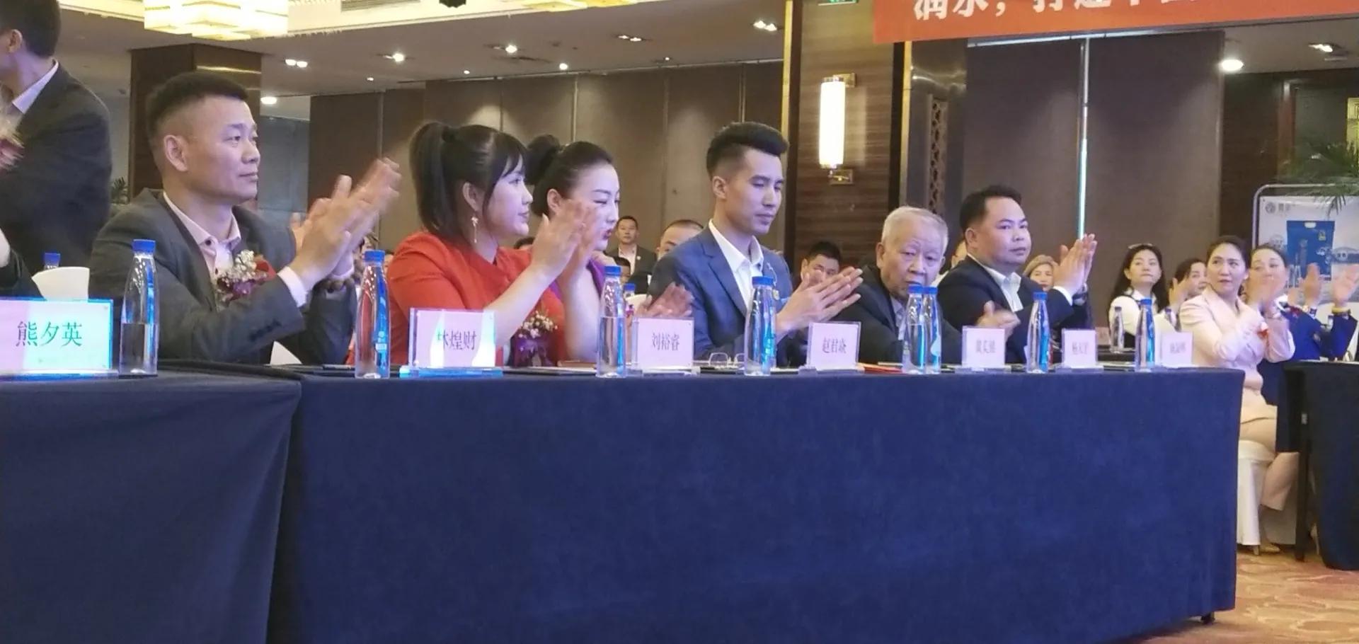 潤水集團(tuán)袋裝水發(fā)布會(huì)在重慶舉行