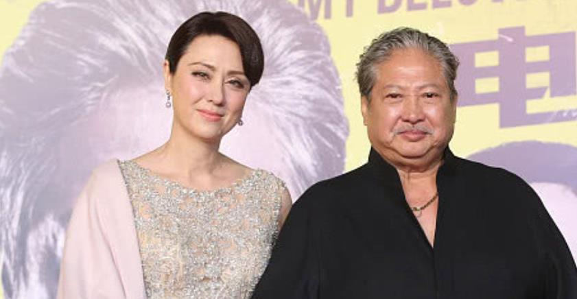 68岁洪金宝和老友聚会，瘦到脱相判若两人，身体