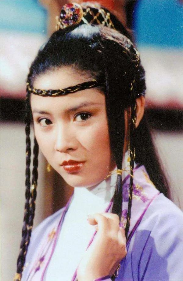 赌王家族又出一明星，25岁的她当主持人太抢眼，