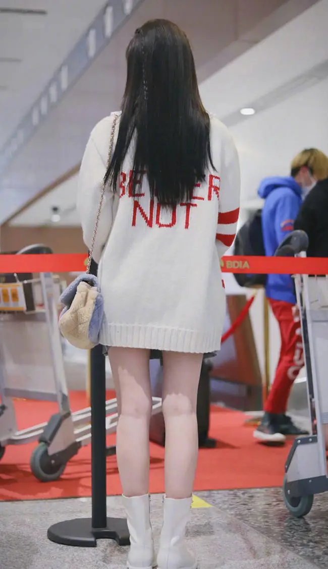 终于等到鞠婧祎换上“JK制服”，当她腿伸直那刻，女生们都酸了