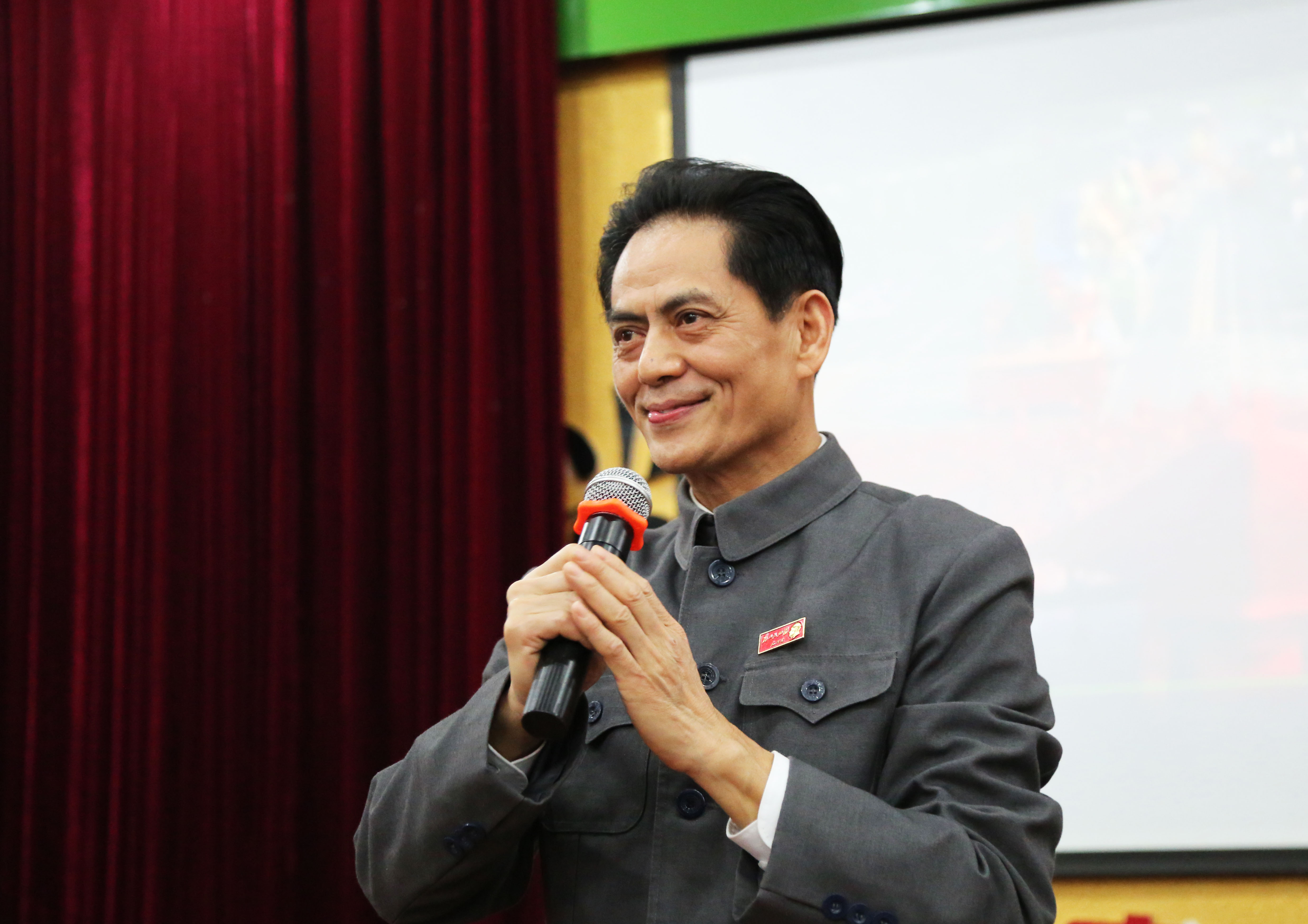 红色文化宣传传承人李宁走进社区讲党史故事备受欢迎