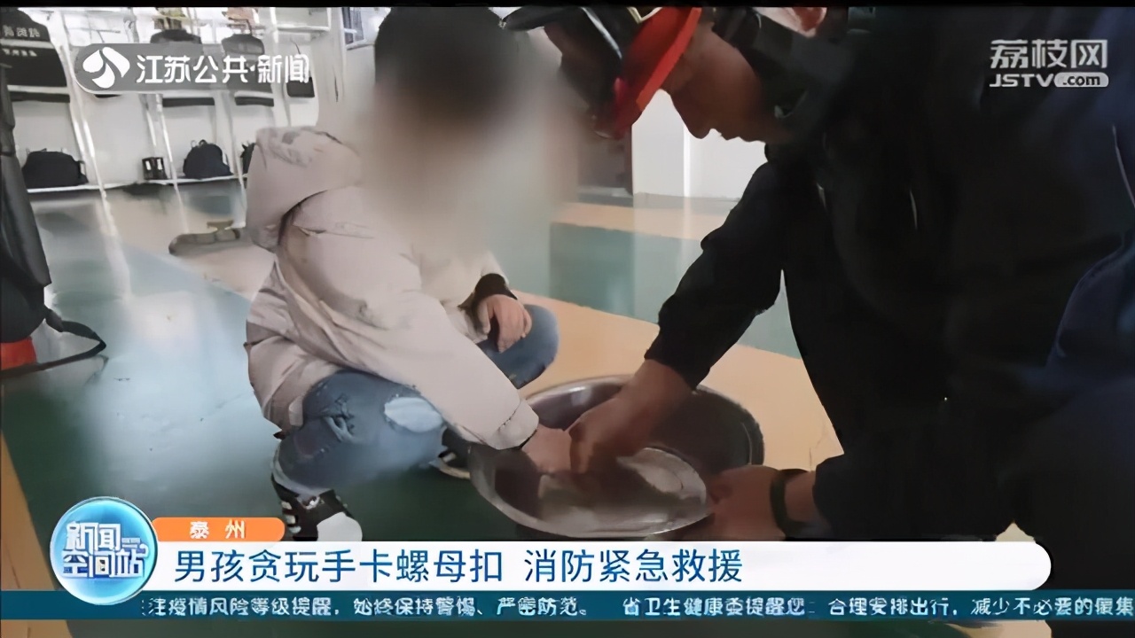 尴尬！男子为了取缠在树上的鱼线 被卡在了树杈中