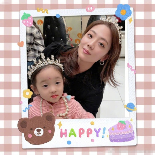 楊威老婆曬照為雙胞胎女兒慶生，一家五口共用一張臉，蛋糕超有愛