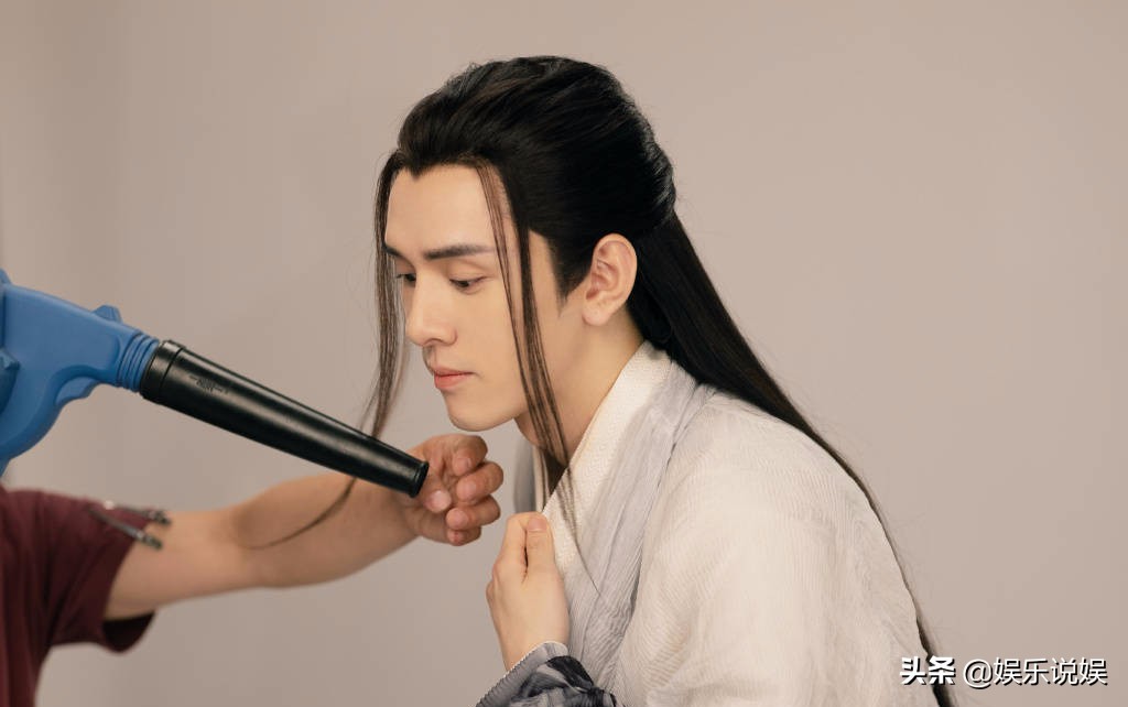 李佳琦变身古装美男 着白衣披长发儒雅极了 资讯咖