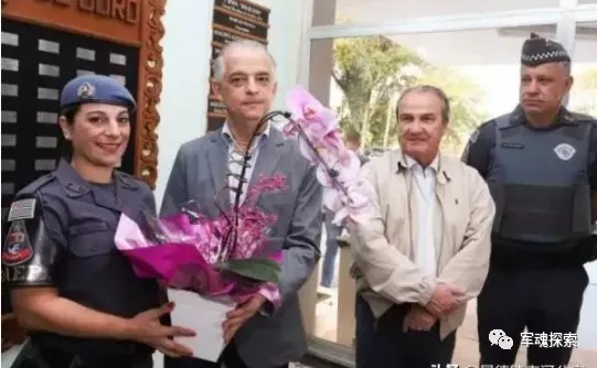 美女警察休假期间顺手拿下一名劫匪