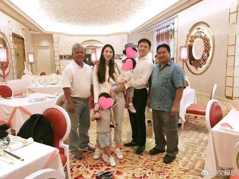 吴佩慈近况太惨，老公欠债带4娃急飞香港，边澄