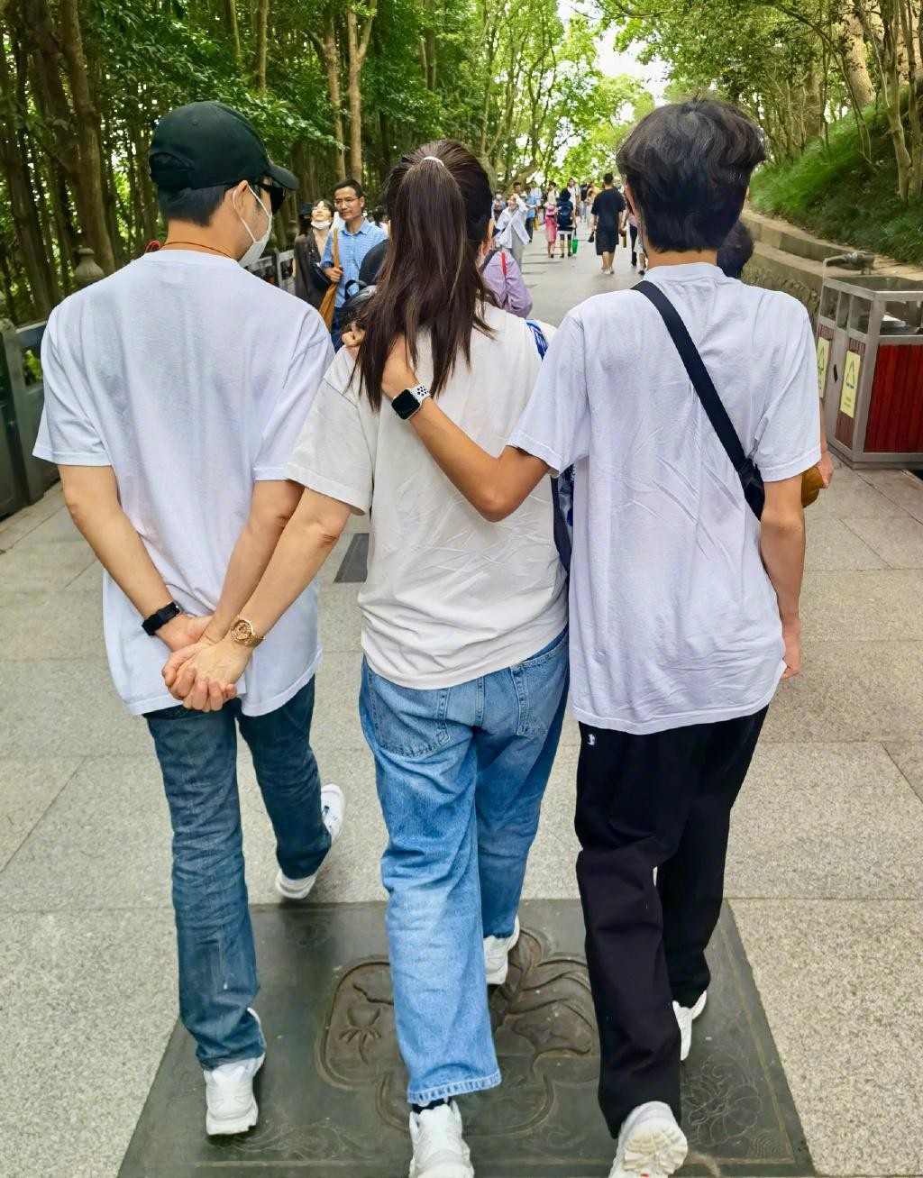 袁咏仪和普通中年人没啥差别，T恤配牛仔裤出游，简单却有气质