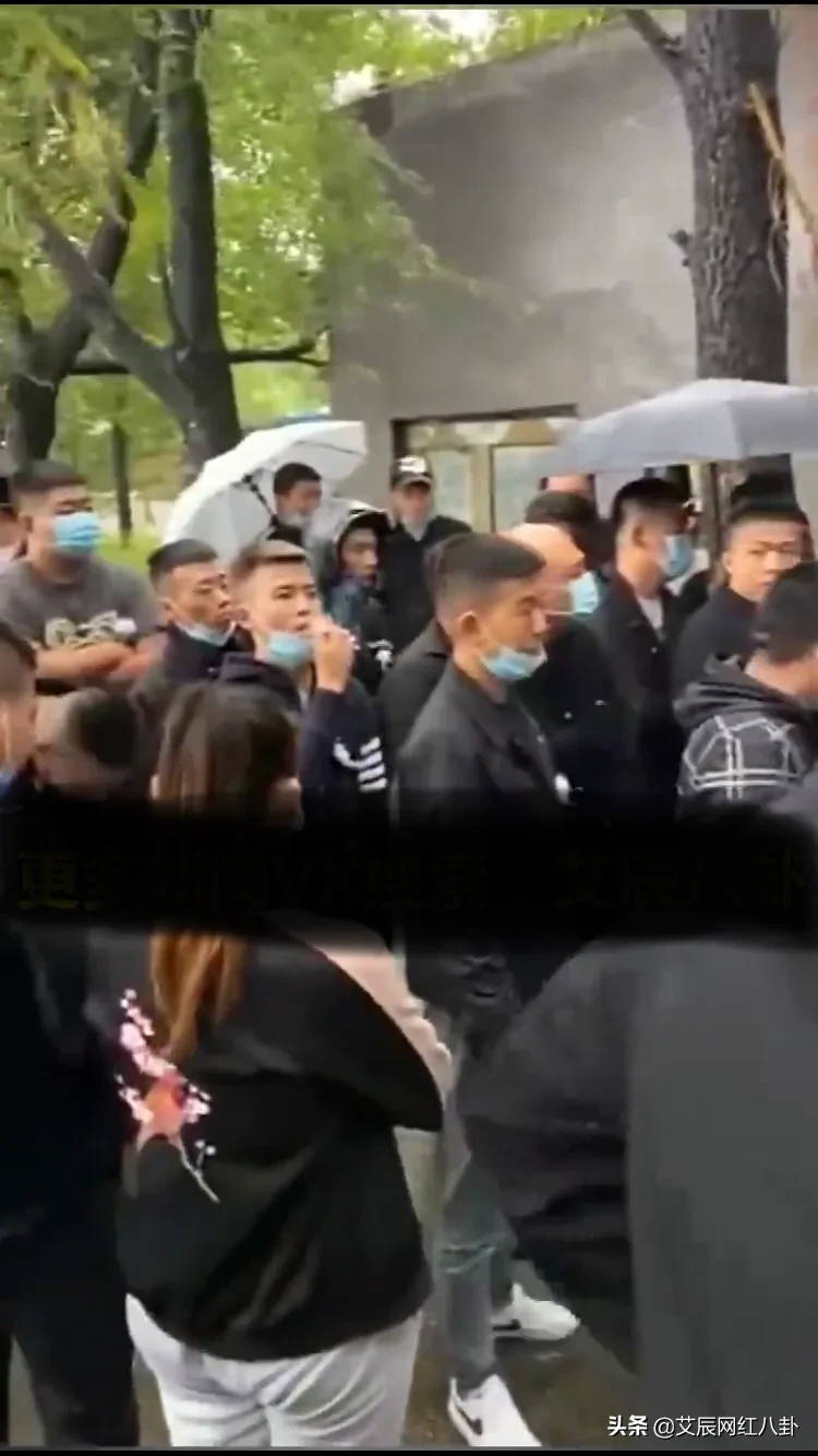 众网红送别宏楠最后一程！方丈怪自己带宏楠玩上钓鱼不舍兄弟离世