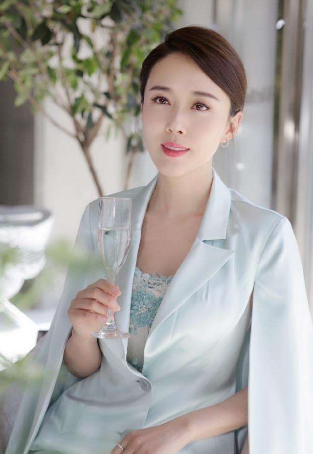 曾《宝莲灯》里的“第一美人”，过得怎么样了？今42岁韵味十足