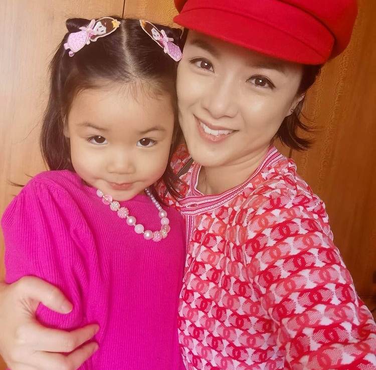 陳茵媺母女同框送婦女節祝福，3歲女兒完美復制媽媽顏值和燦笑