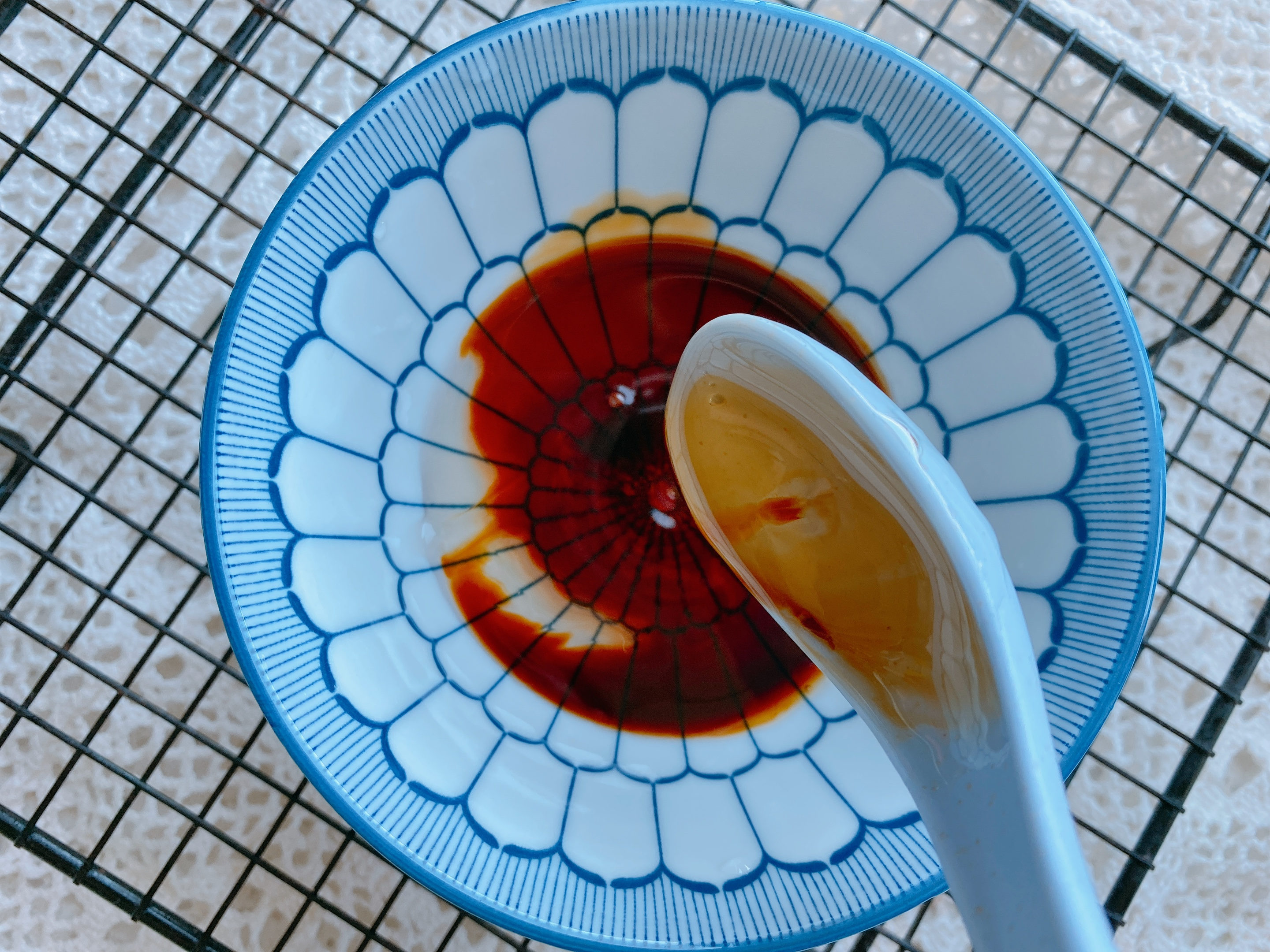 最简单的烤鸡，家里有烤箱的要试试，1个重点，皮酥肉嫩还爆汁