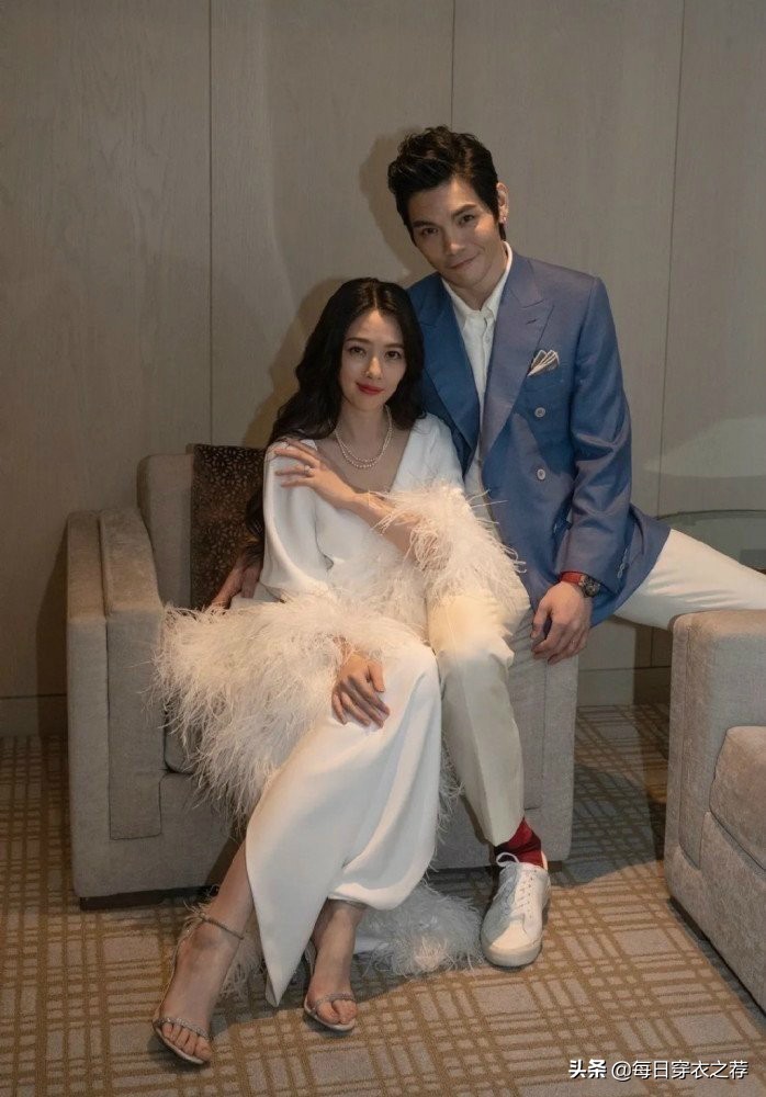 郭碧婷产后太贵妇！穿“20万”白色羽毛定制礼服