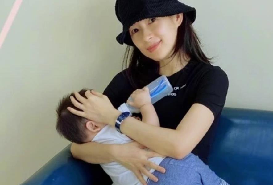 章子怡首晒儿子正面照皮肤白皙惹人羡亲儿子被挤出双下巴