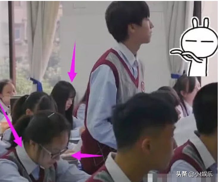 王俊凯上课照曝光，同班女同学实力抢镜，粉丝：凯凯不能早恋！