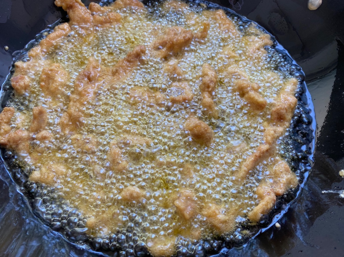 炸酥肉時，只用澱粉是不夠的，多加一樣，酥肉炸出來放涼也不回軟