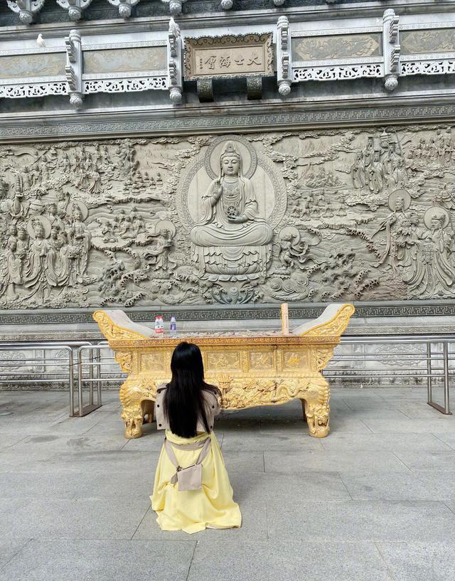 扒娱瓜范冰冰带妈妈礼佛跪拜菩萨双手祈祷很是虔诚