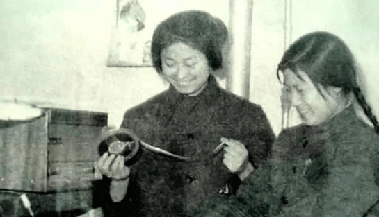 “国民大姐”敬一丹：嫁亿万富商，结婚40年，女