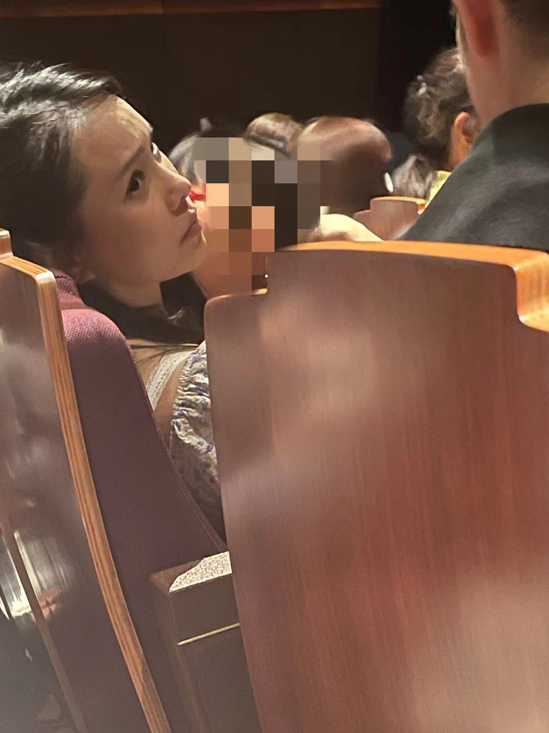 伊能静带女儿现身迪士尼，53岁真实素颜状态曝光，网友大赞保养好