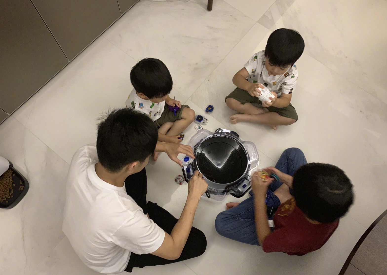 林志穎曬4歲雙胞胎兒子學漢字，雙子星寫複雜的繁體字，字跡工整