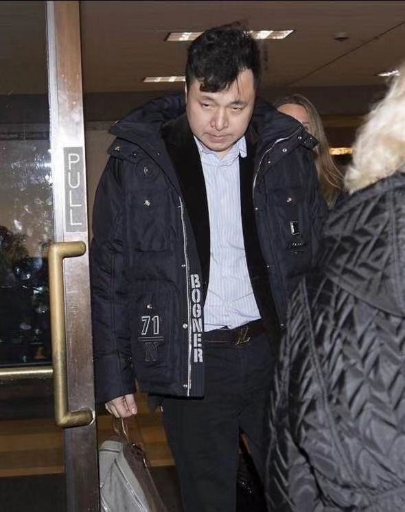 孟晚舟夫妇再同框！老公西装革履气质佳，默默