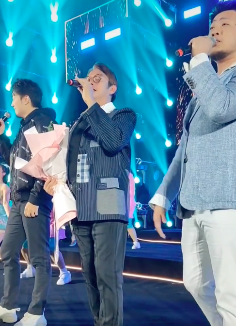 谭咏麟与网红同台，70岁高龄卖力演出，却被嘲昔日天王太掉价？