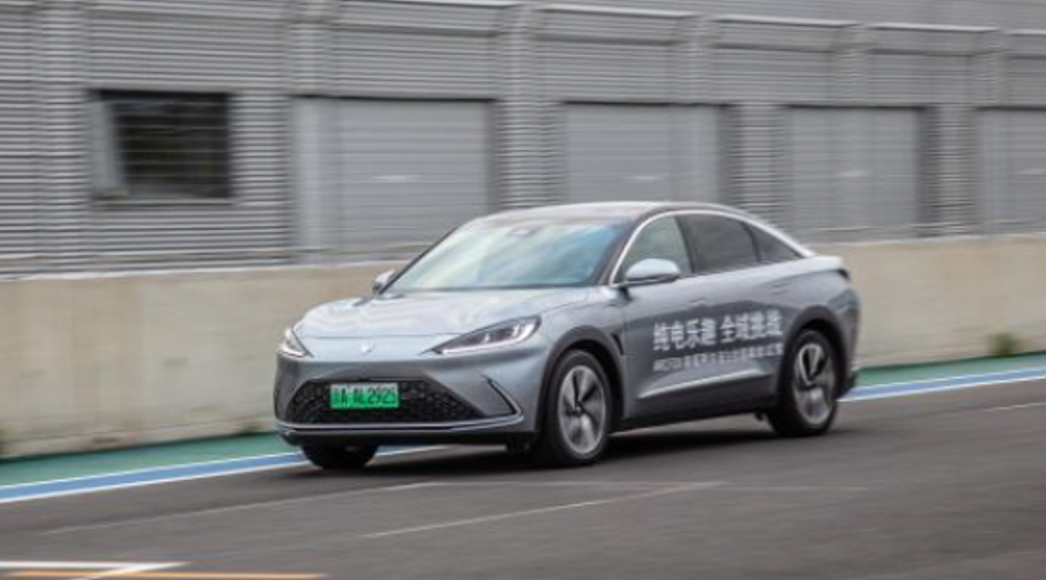 试驾ARCFOX极狐阿尔法S，这是一台可以颠覆认知的电动车