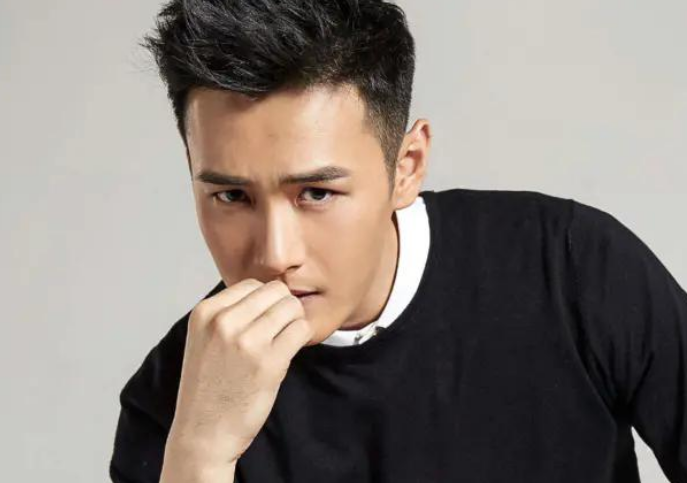 他是容嬷嬷的“儿子”，出道十几年一直不温不