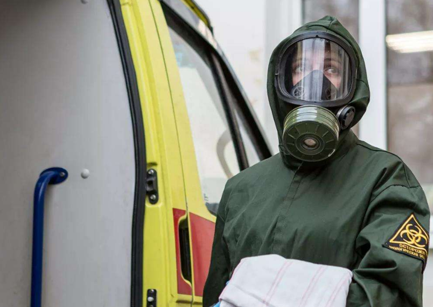 全球视野丨搬起石头砸自己的脚？美国别再“揣