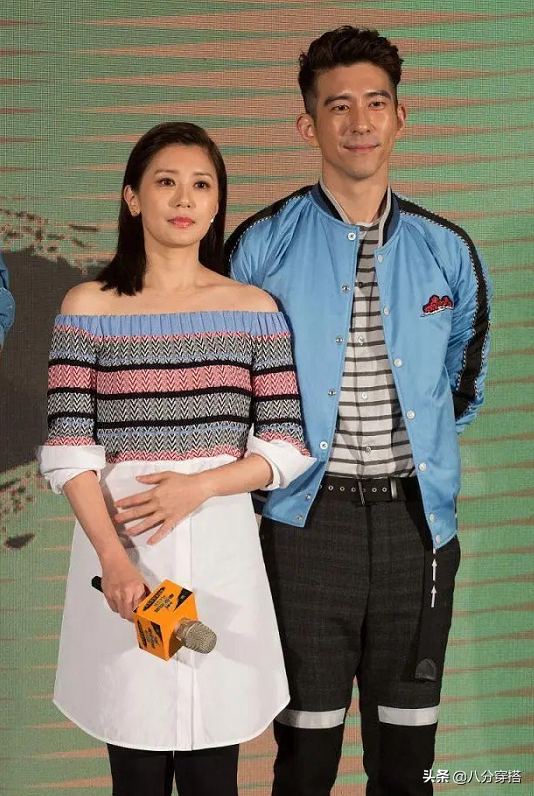 賈靜雯攜修傑楷亮相，穿一字肩連衣裙優雅溫柔，真有女神範