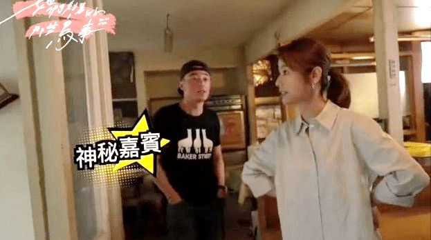 林心如晒下厨动态意外公开女儿声音，霍建华边等吃边陪小海豚玩