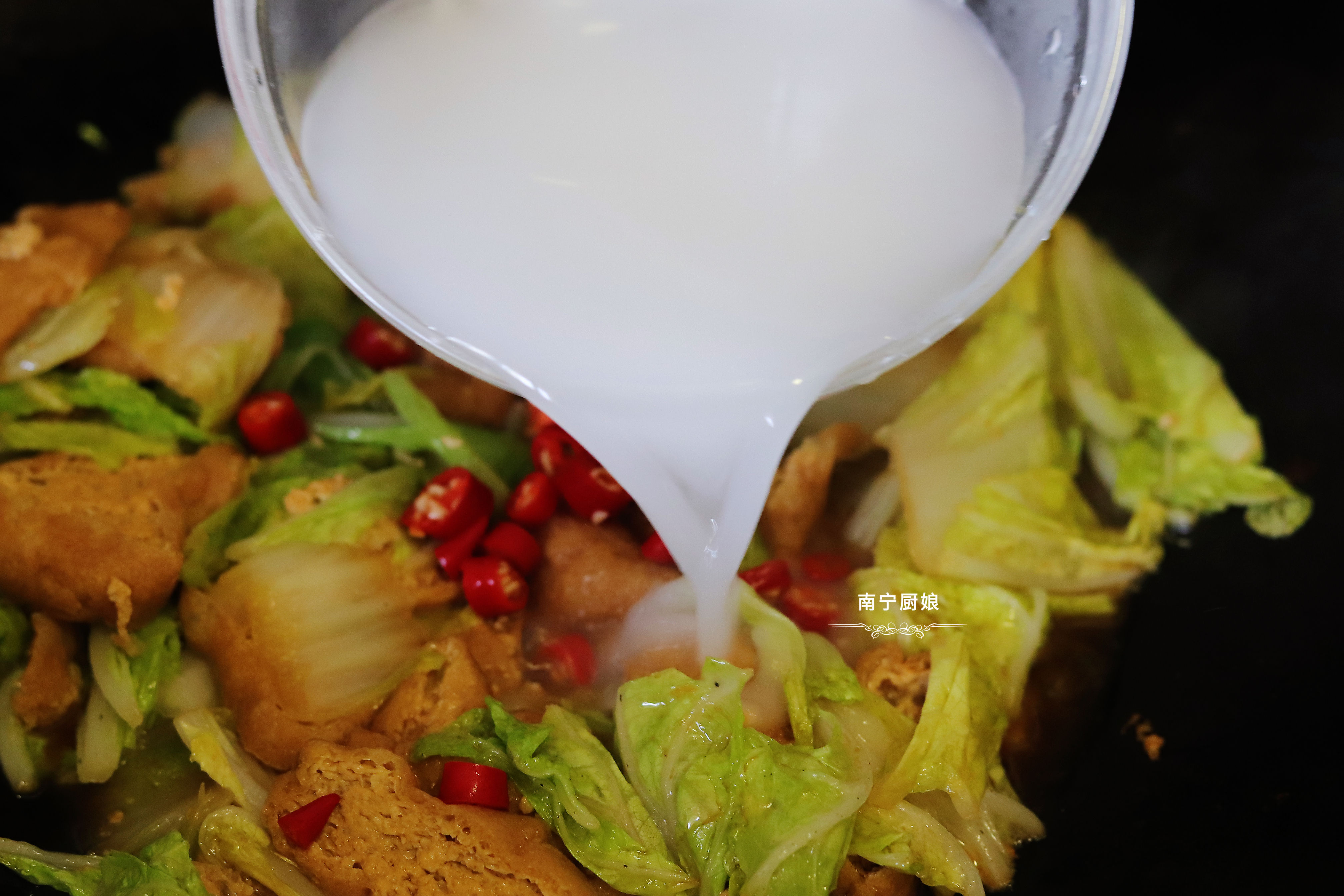 冷天把娃娃菜搭配油豆泡這樣做，入口鮮香超下飯，比吃肉還要過癮