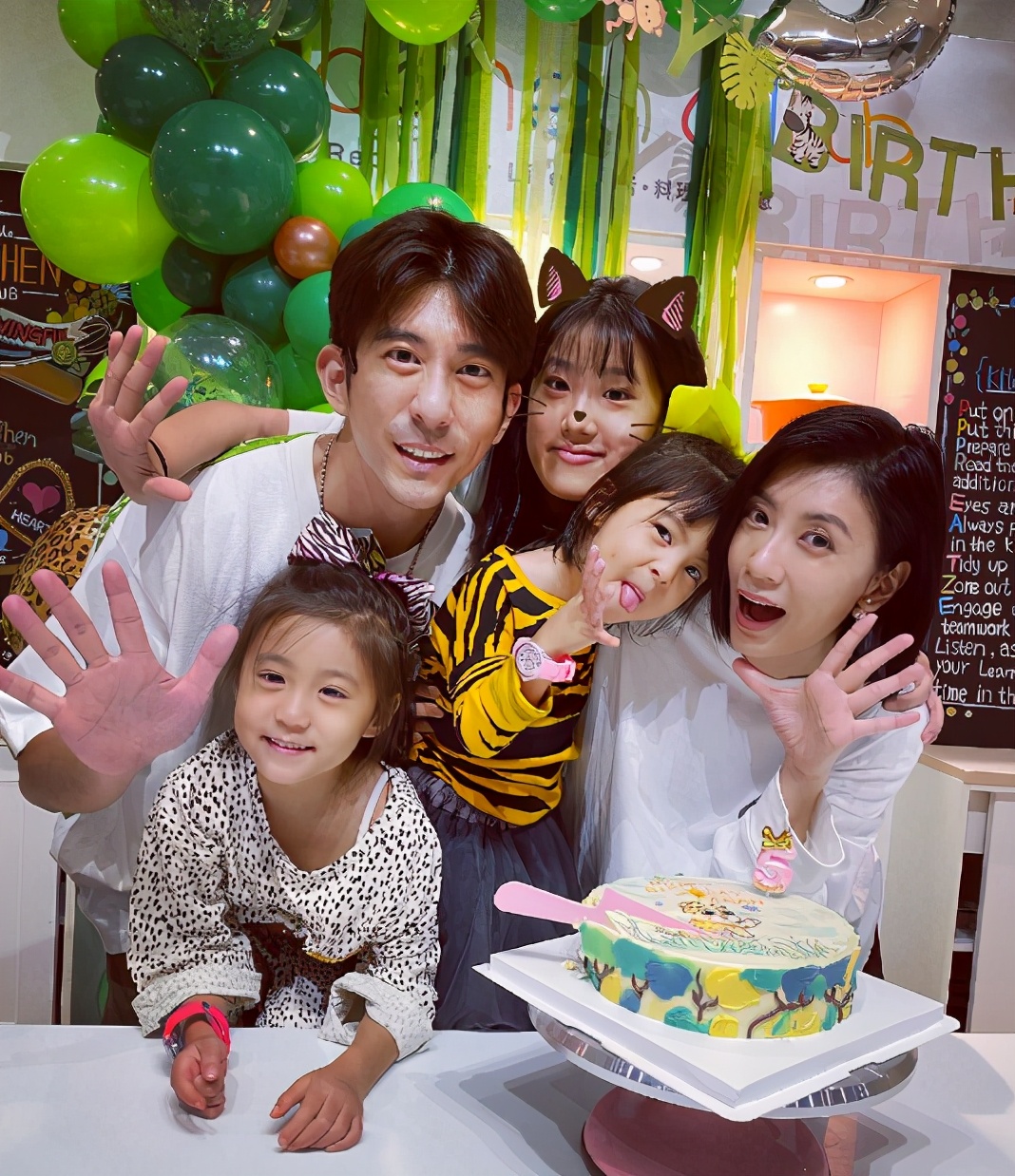 賈靜雯曬女兒假日，波妞穿小裙打扮隆重聽咘咘講故事，直言很幸福