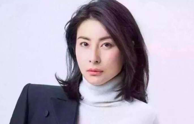 郭晶晶變化大，陪霍啟剛出門穿連衣裙，與女明星同框氣場強又親和