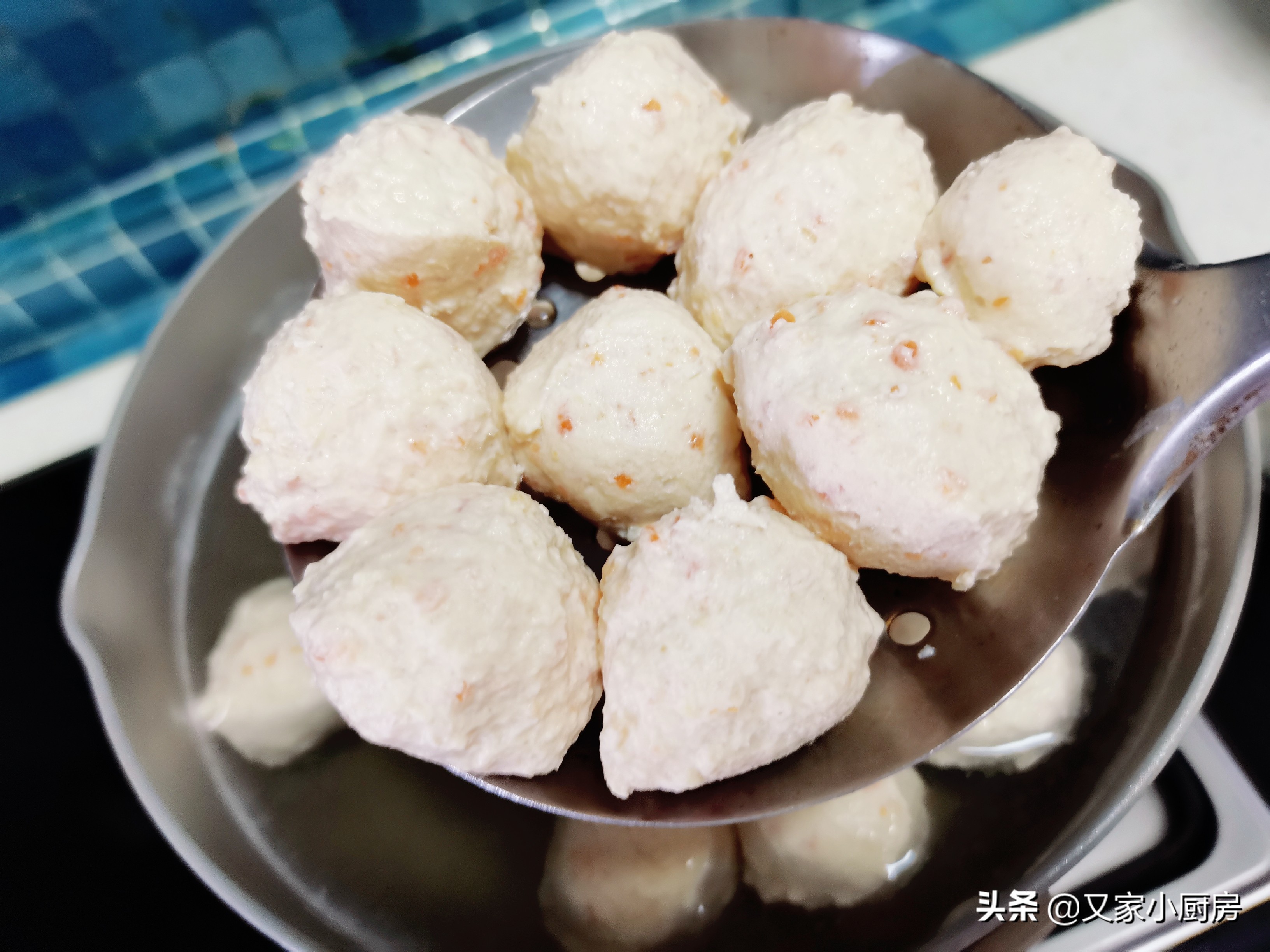 孩子爱吃的鸡肉丸子，详细步骤出来了，Q弹好吃，做法简单还省事