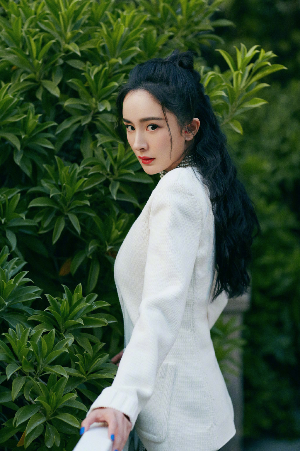 杨幂的冬季穿搭造型真洋气，穿毛衣内搭T恤，结