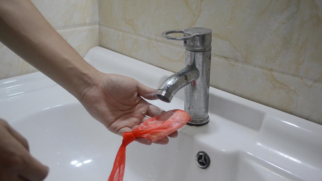 装鸡蛋的网罩放在卫生间，别提多实用，一年能省不少钱，涨知识了