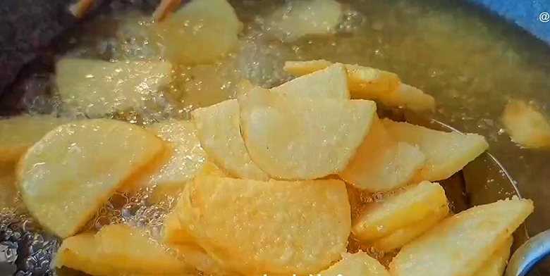 土豆片這樣做太好吃了，學會用它來招待客人，比紅燒肉還受歡迎