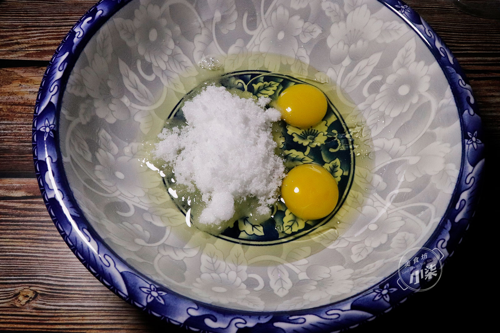 麵粉裡加2個雞蛋，一擀一切個個開口，入口即化，好吃到吮手指