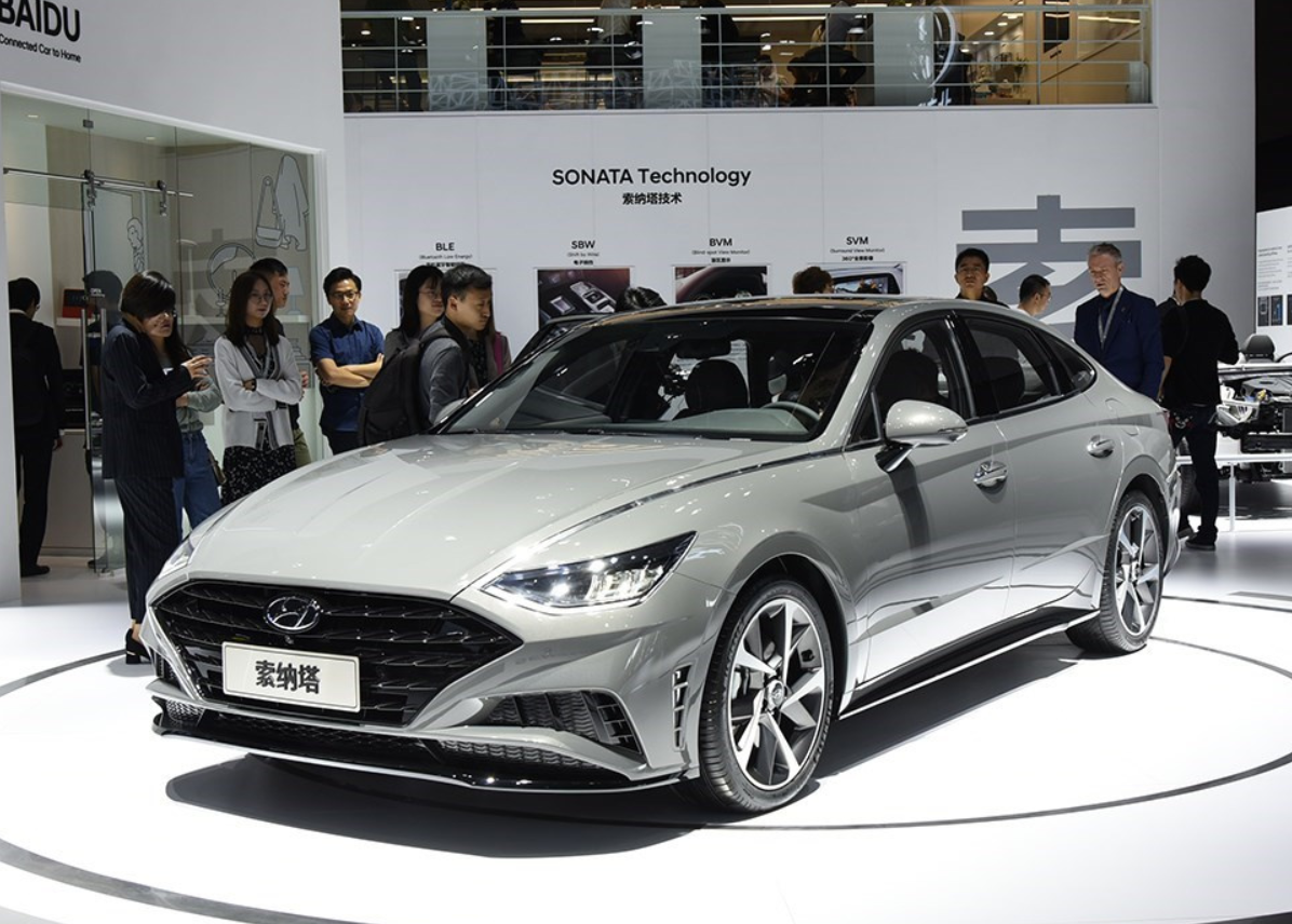 现代索纳塔年轻有活力，2.0T最大240马力，加速给力