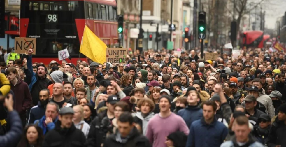 德国英国全都闹翻了！大批民众走上街头，抗议口号也出奇的一致
