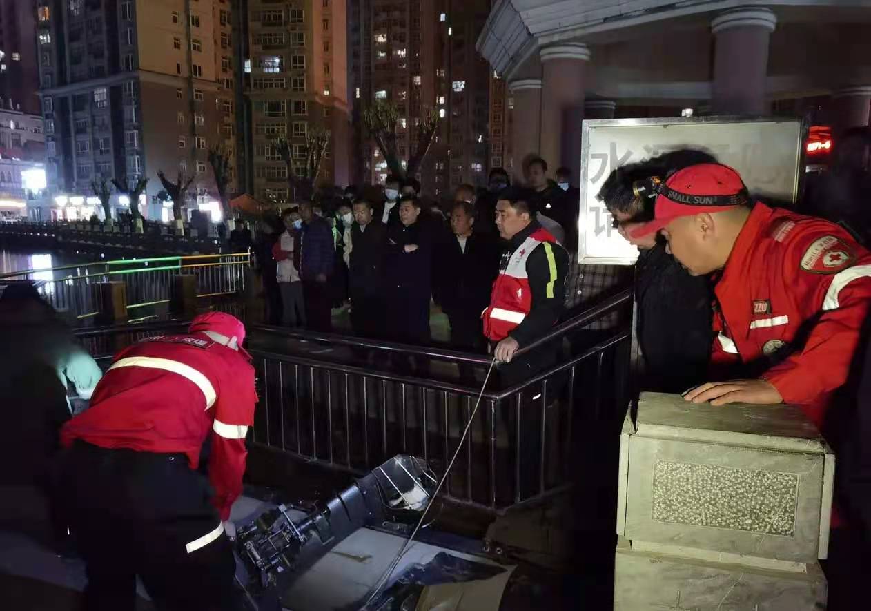 20岁小伙跳湖溺亡，手机留下遗书令人心痛，父亲
