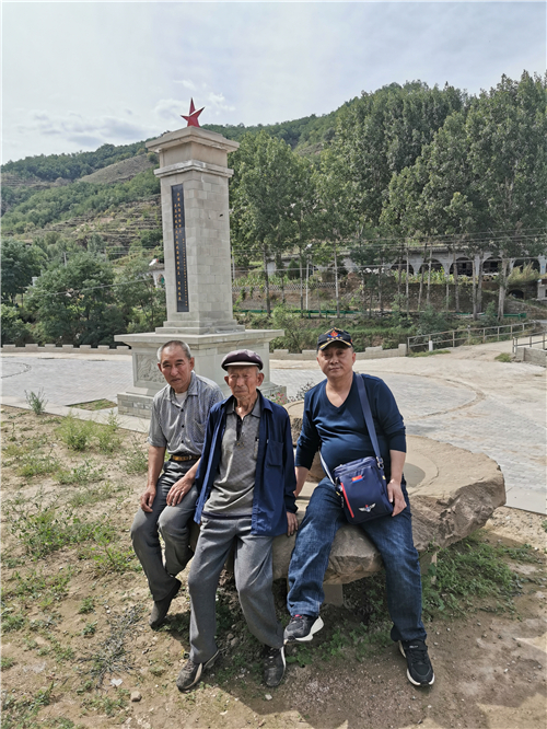 军品大王李长东参观羊马河战役遗址
